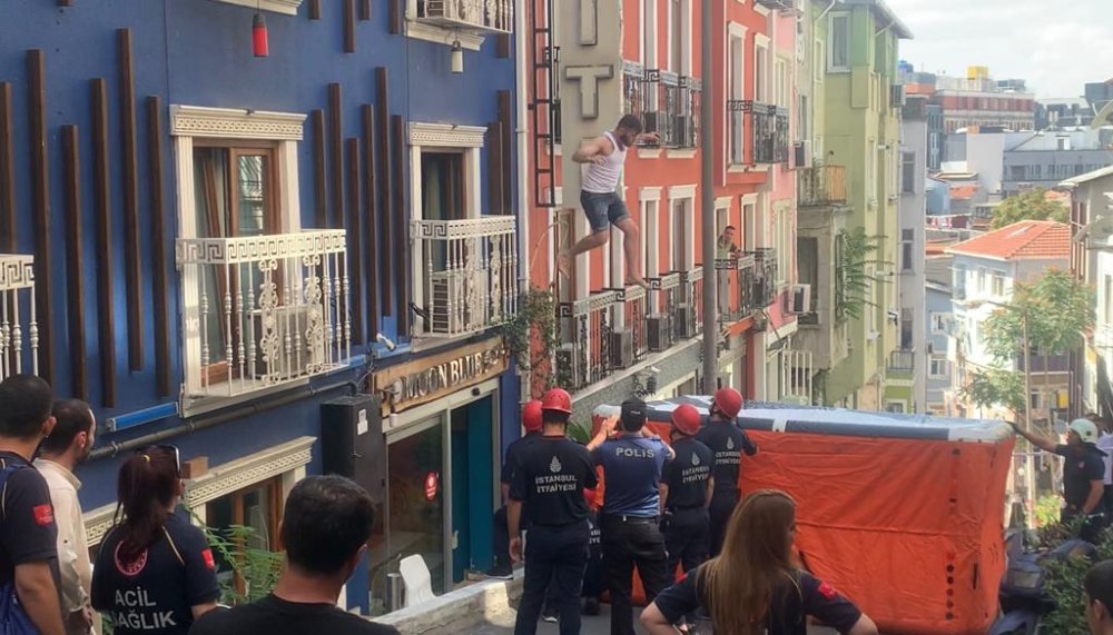 Korkup cama çıktı, itfaiye kurtardı