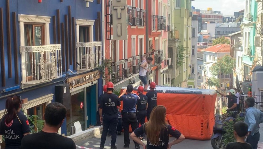 Korkup cama çıktı, itfaiye kurtardı