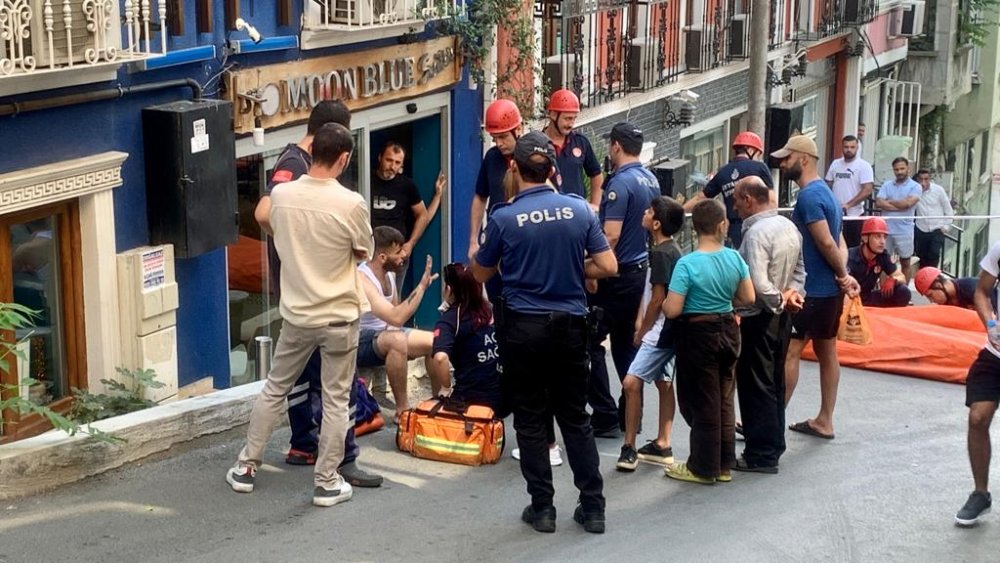 Korkup cama çıktı, itfaiye kurtardı