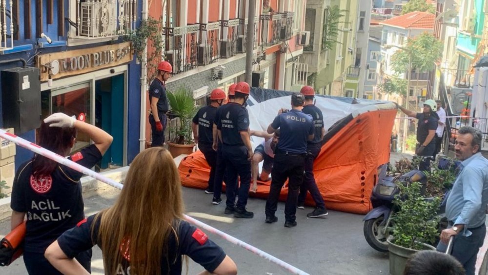 Korkup cama çıktı, itfaiye kurtardı