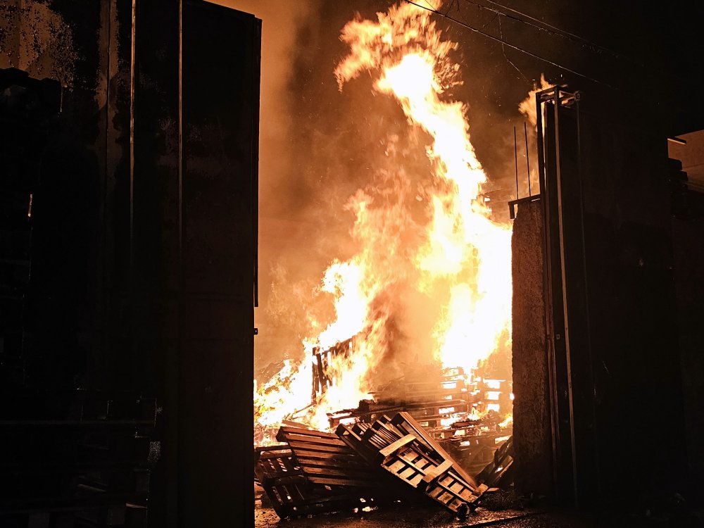 Palet imalathanesinde korkutan yangın!