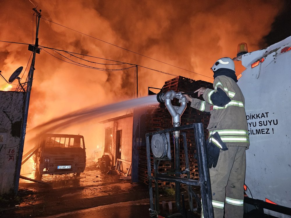 Palet imalathanesinde korkutan yangın!