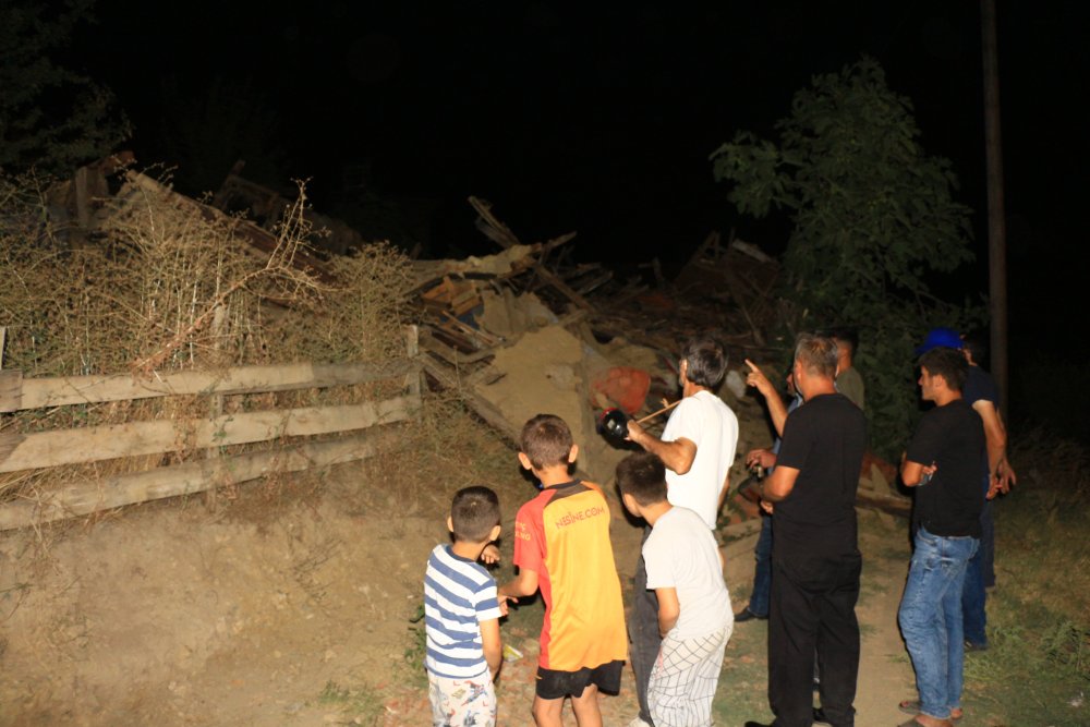 Tek katlı ev çöktü: Bir kişi enkaz altında kaldı