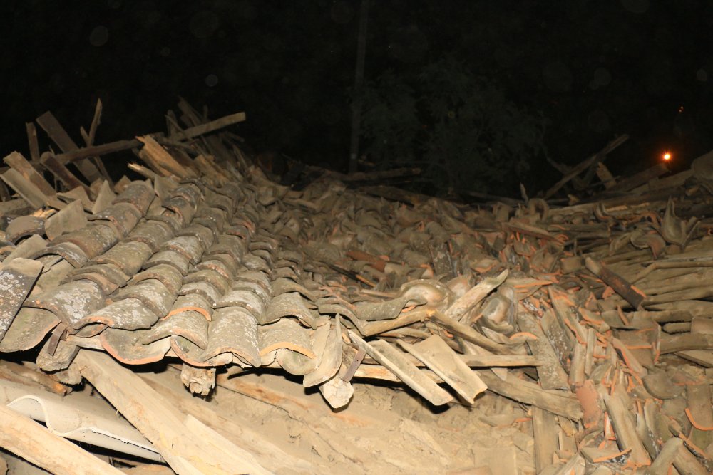 Tek katlı ev çöktü: Bir kişi enkaz altında kaldı