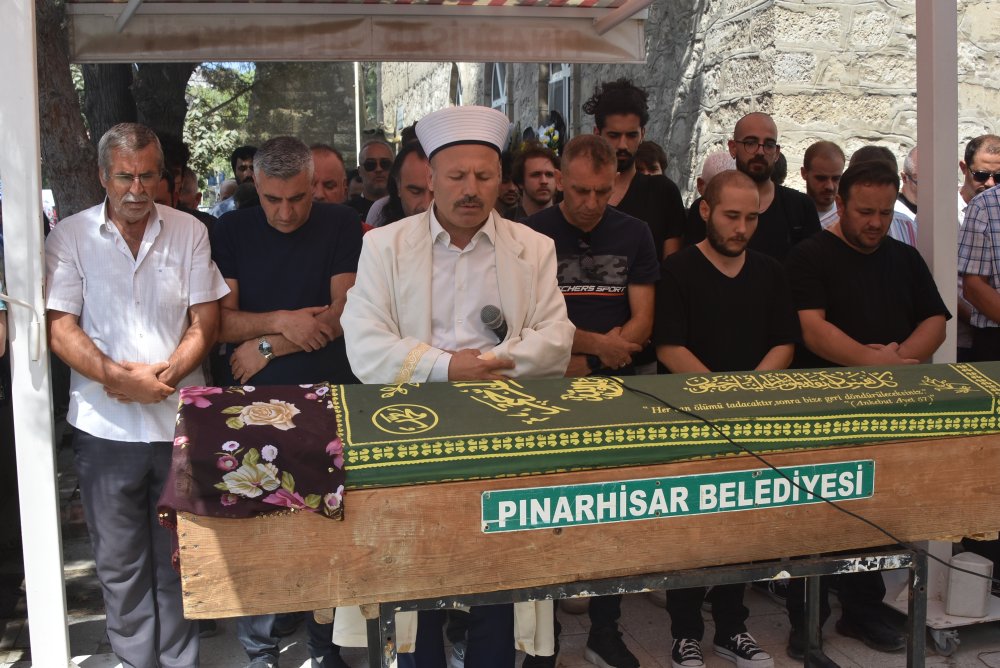 Restoranda fenalaşıp hayatını kaybetmişti, toprağa verildi