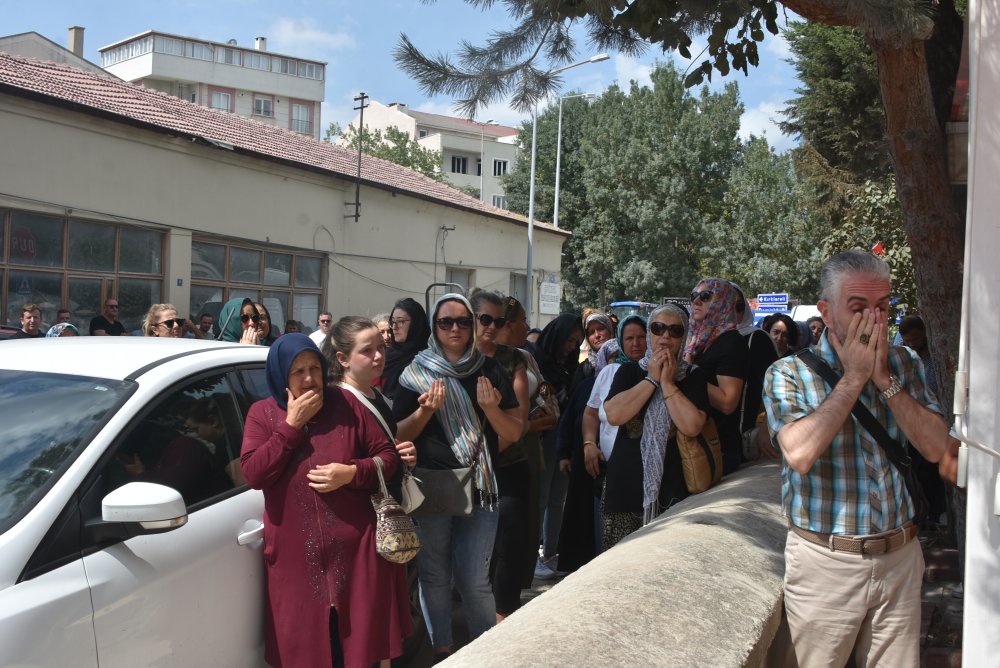 Restoranda fenalaşıp hayatını kaybetmişti, toprağa verildi