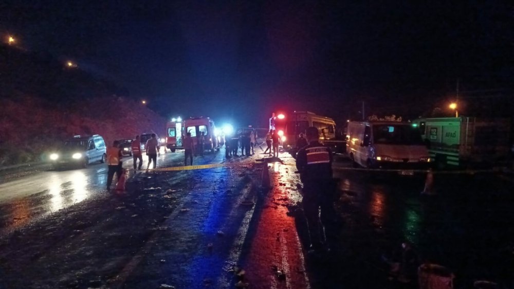 Otoyolda can pazarı: 4 ölü, çok sayıda yaralı