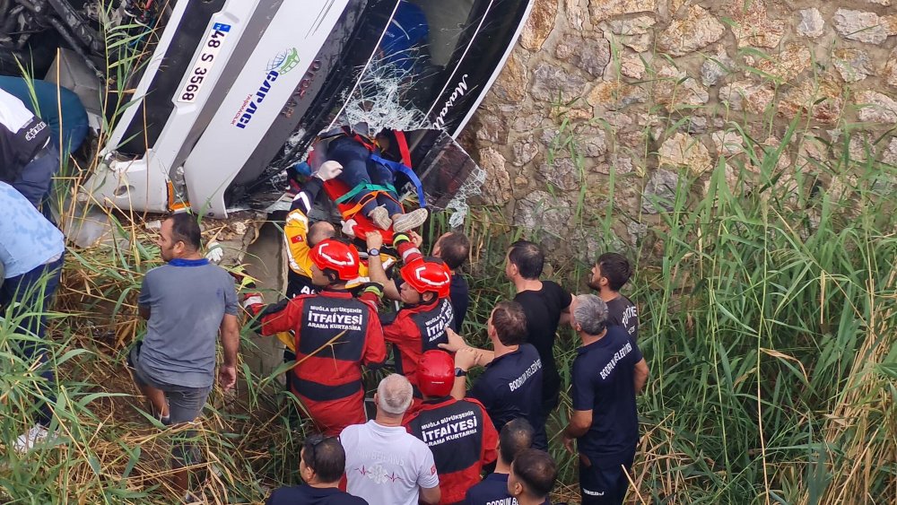 Midibüs dere yatağına uçtu: Çok sayıda yaralı var