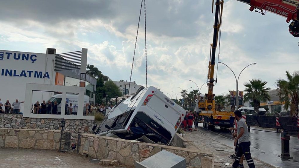 Midibüs dere yatağına uçtu: Çok sayıda yaralı var