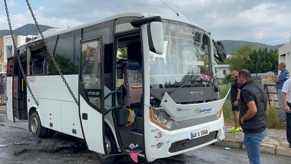 Midibüs dere yatağına uçtu: Çok sayıda yaralı var