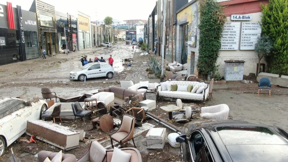 Mobilyacılar sitesini su bastı: Hasar havadan görüntülendi