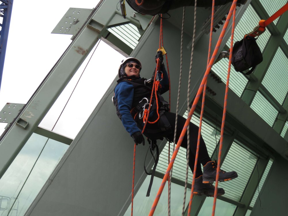 353 metrelik yükseklikte 40 dağcının zorlu mesaisi