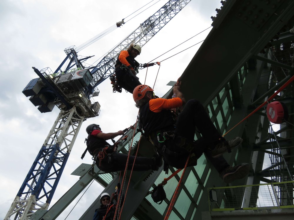 353 metrelik yükseklikte 40 dağcının zorlu mesaisi