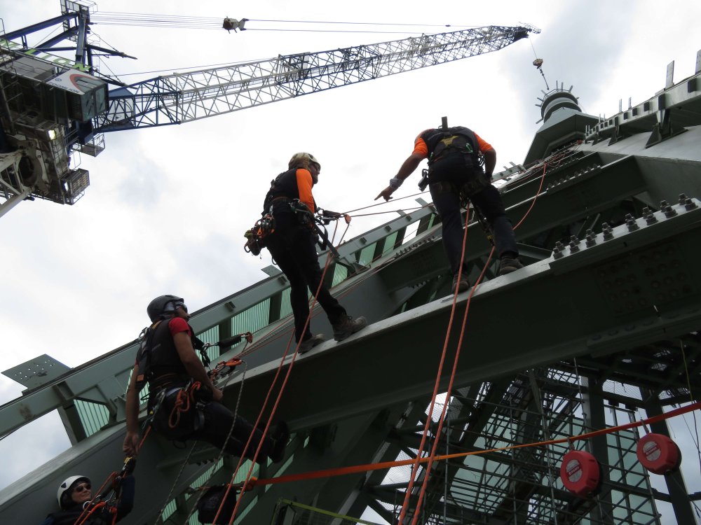 353 metrelik yükseklikte 40 dağcının zorlu mesaisi