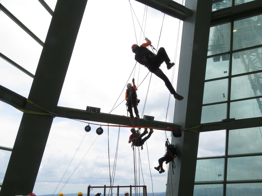 353 metrelik yükseklikte 40 dağcının zorlu mesaisi