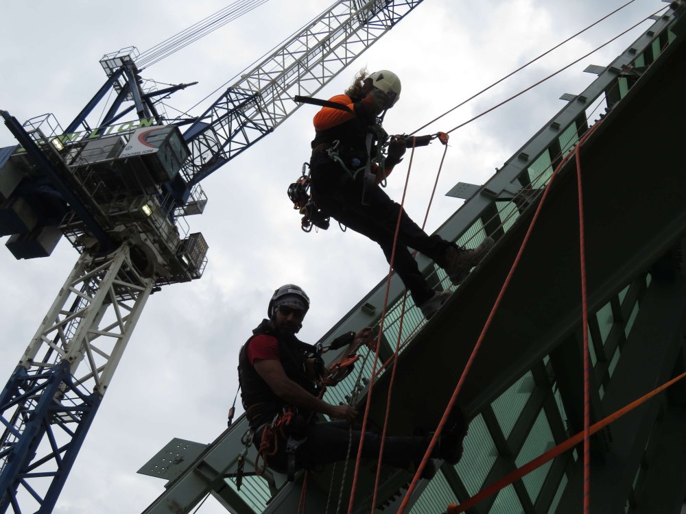 353 metrelik yükseklikte 40 dağcının zorlu mesaisi