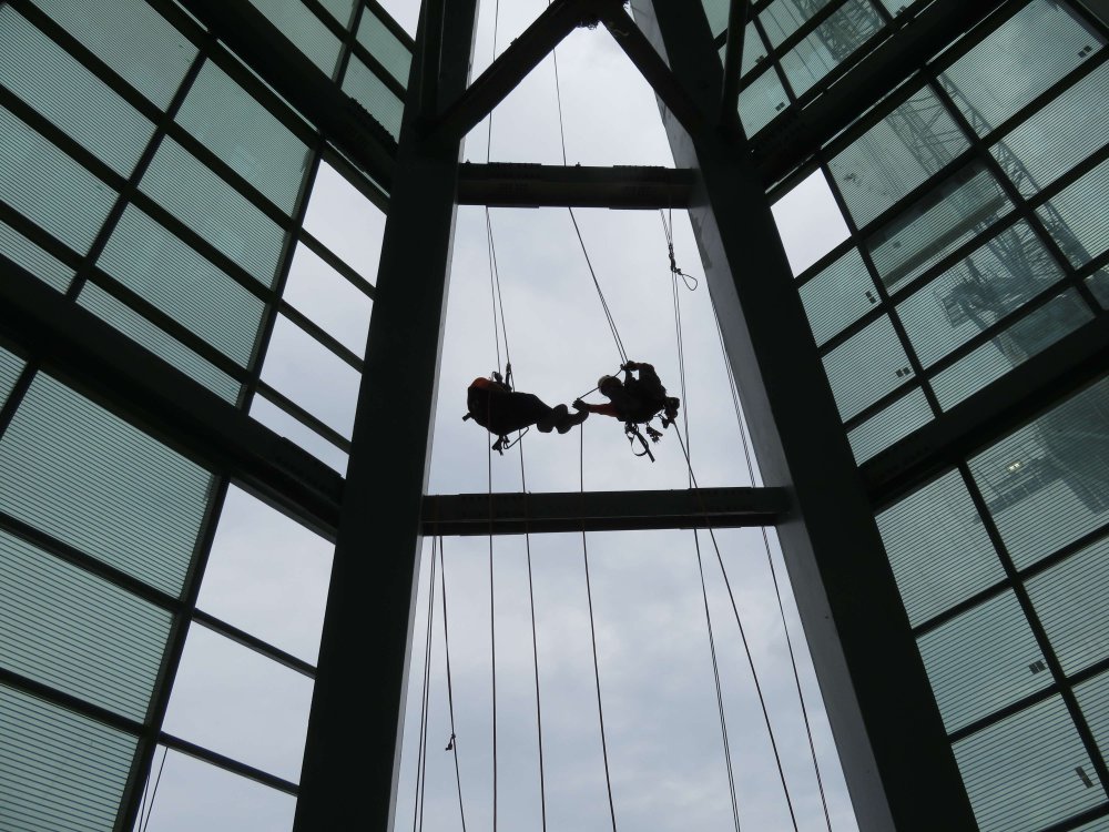 353 metrelik yükseklikte 40 dağcının zorlu mesaisi