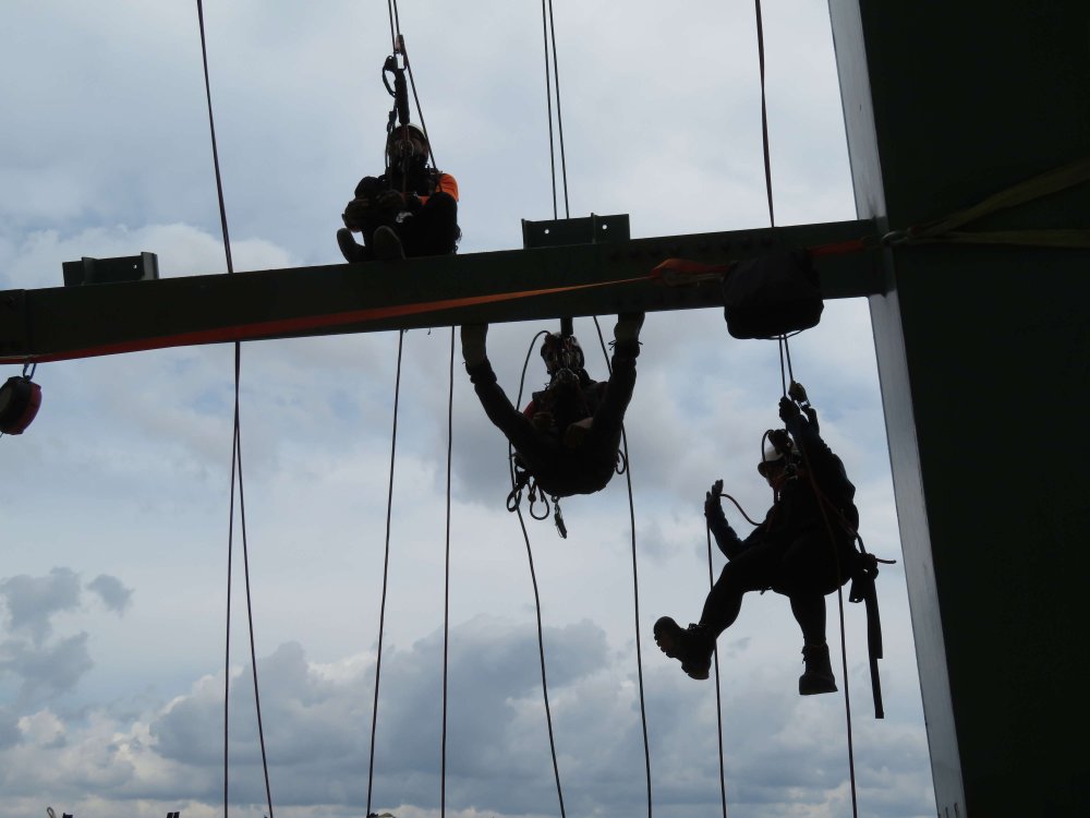 353 metrelik yükseklikte 40 dağcının zorlu mesaisi