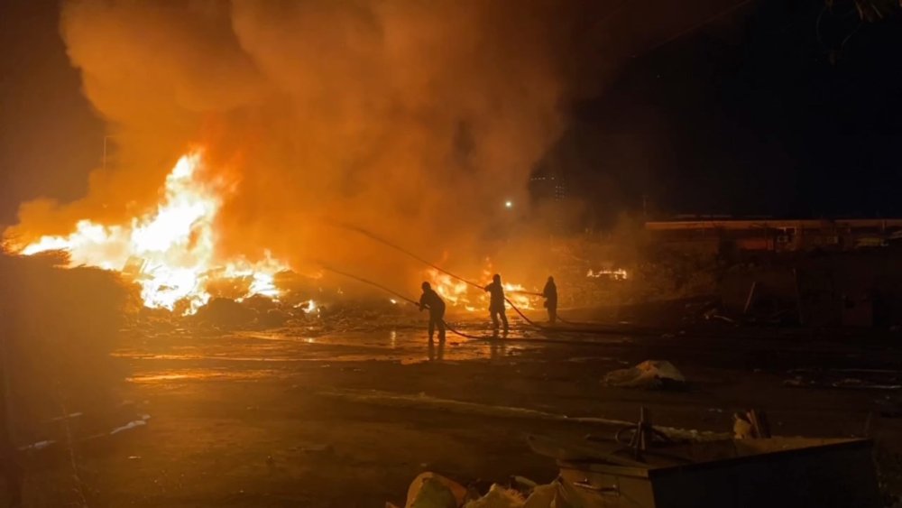 Tekstil ve ahşap atıkların depolandığı alanda yangın