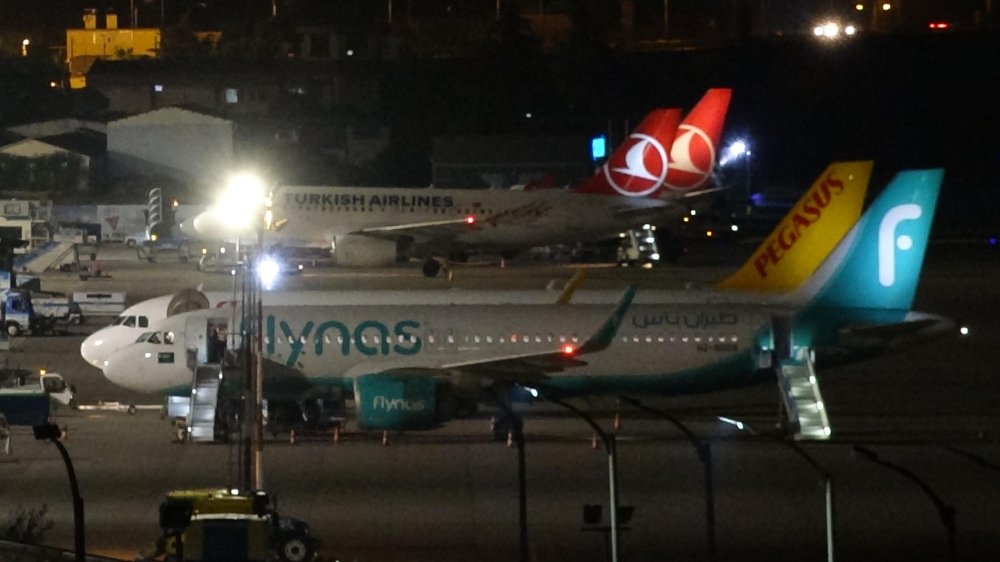 Uçak 2 kez acil iniş yapmıştı: Teknik ekip bekleniyor