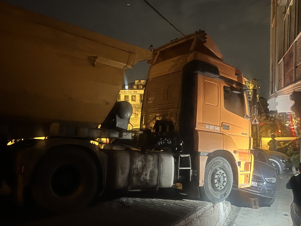 Yokuş aşağı kayan kamyon 6 araca çarptı!