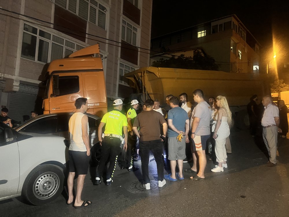 Yokuş aşağı kayan kamyon 6 araca çarptı!