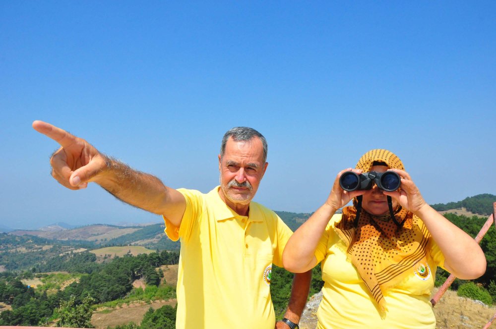 35 yıldır sürdürüyordu: 'Duman gözcüsü' nöbeti eşine devretti