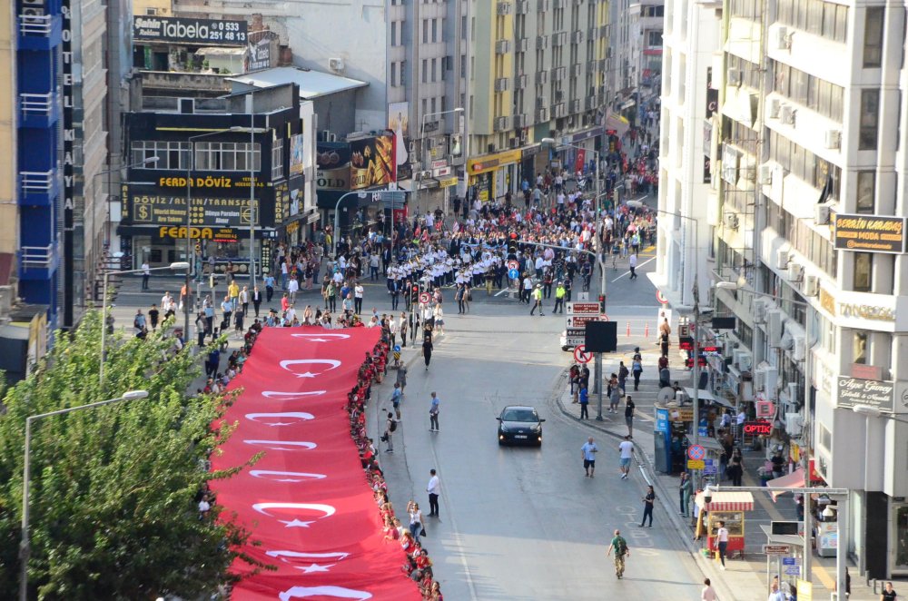 İzmir'de 350 metrelik dev Türk bayrağı ile 'Zafer Yürüyüşü'