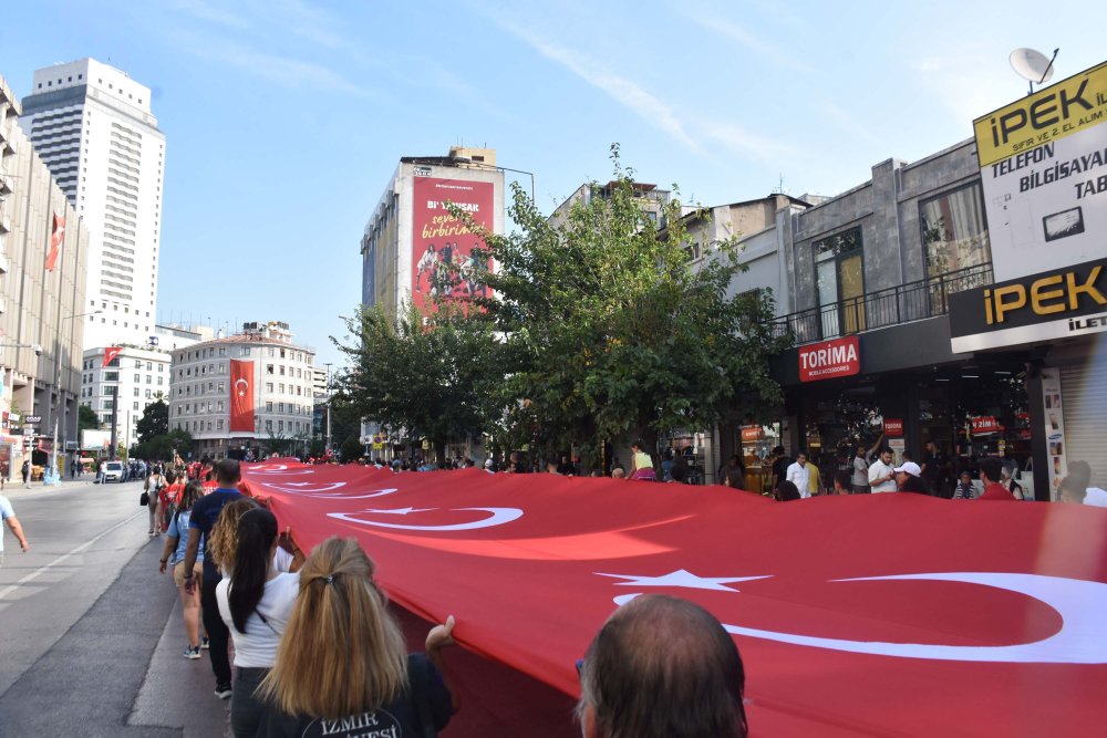 İzmir'de 350 metrelik dev Türk bayrağı ile 'Zafer Yürüyüşü'