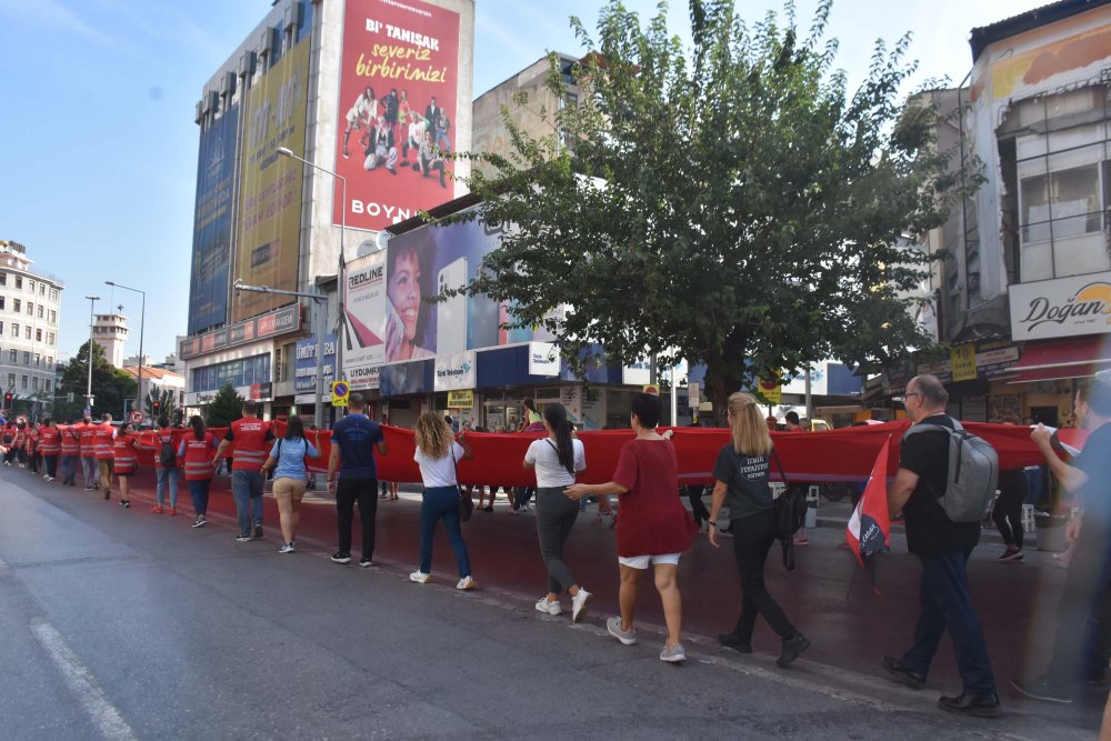 İzmir'de 350 metrelik dev Türk bayrağı ile 'Zafer Yürüyüşü'