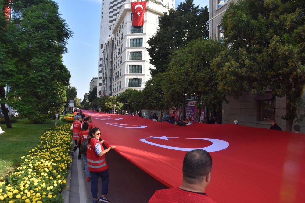 İzmir'de 350 metrelik dev Türk bayrağı ile 'Zafer Yürüyüşü'