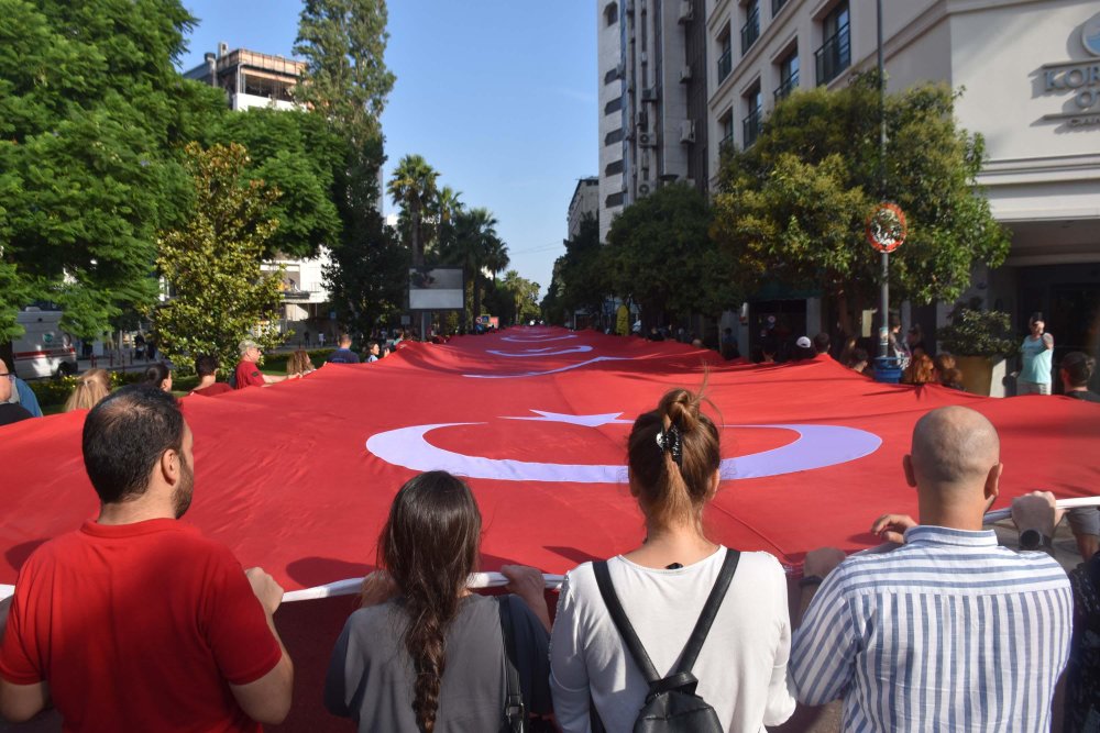 İzmir'de 350 metrelik dev Türk bayrağı ile 'Zafer Yürüyüşü'