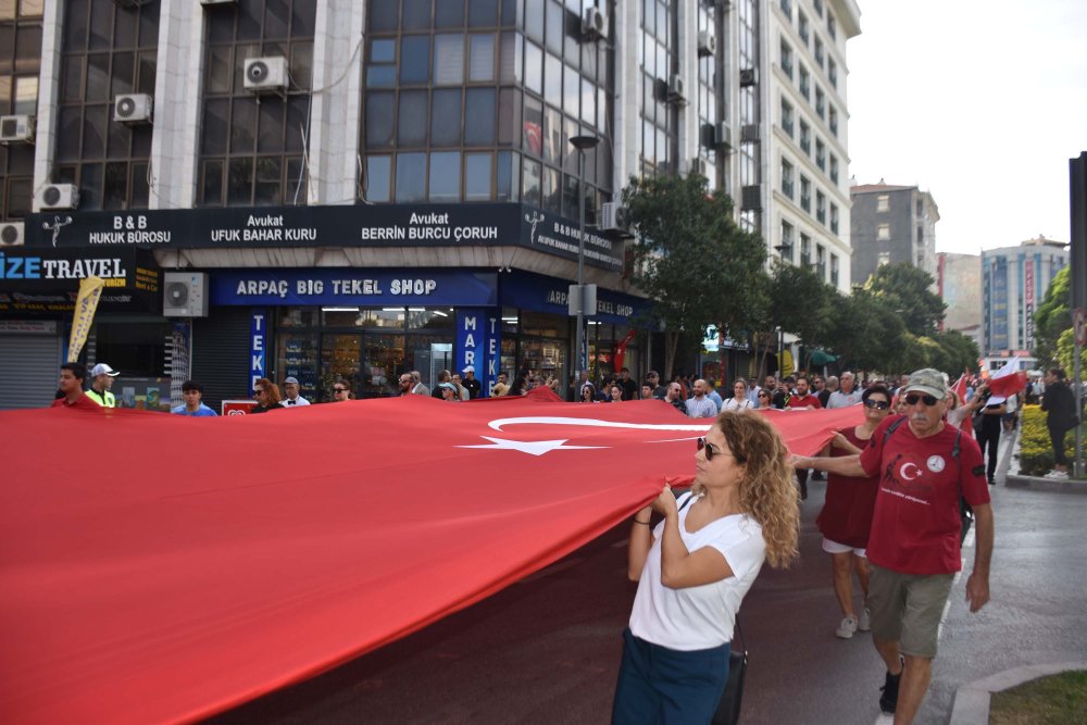 İzmir'de 350 metrelik dev Türk bayrağı ile 'Zafer Yürüyüşü'