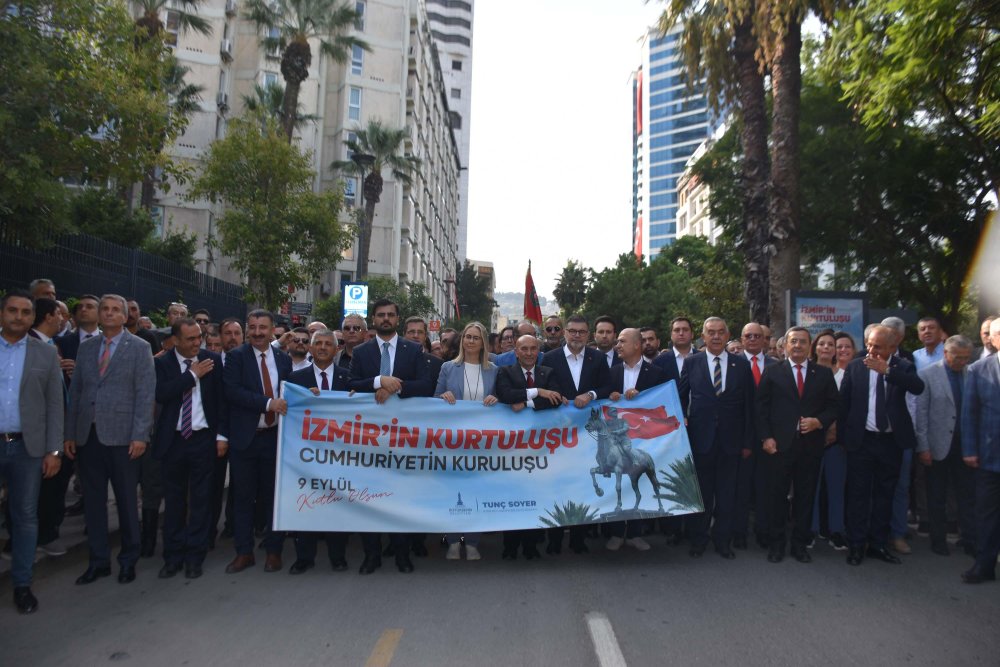 İzmir'de 350 metrelik dev Türk bayrağı ile 'Zafer Yürüyüşü'