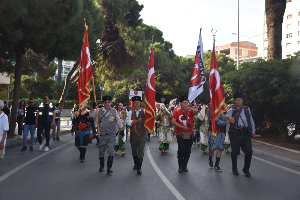 İzmir'de 350 metrelik dev Türk bayrağı ile 'Zafer Yürüyüşü'