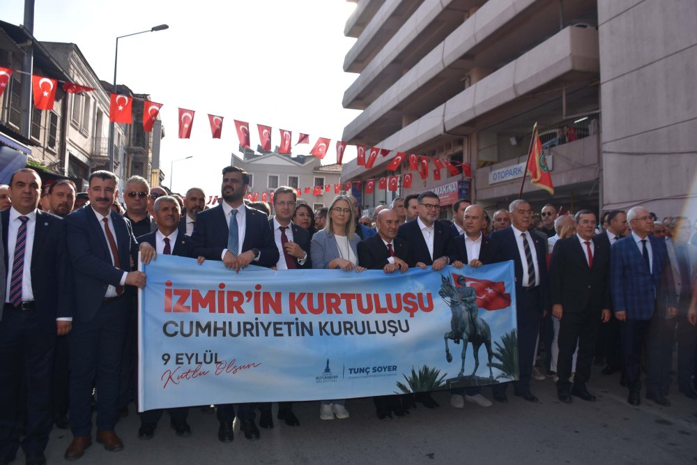 İzmir'de 350 metrelik dev Türk bayrağı ile 'Zafer Yürüyüşü'