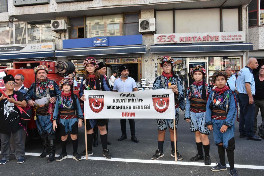 İzmir'de 350 metrelik dev Türk bayrağı ile 'Zafer Yürüyüşü'