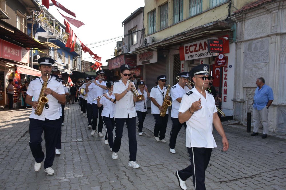 İzmir'de 350 metrelik dev Türk bayrağı ile 'Zafer Yürüyüşü'