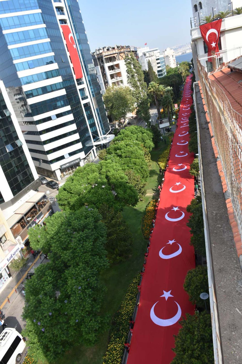 İzmir'de 350 metrelik dev Türk bayrağı ile 'Zafer Yürüyüşü'