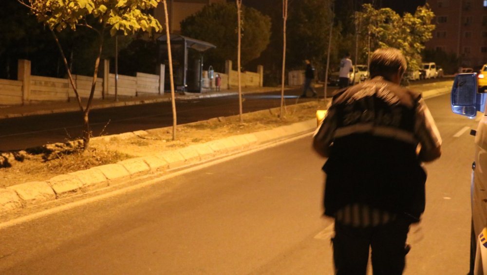 Rastgele çevreye ateş açtı, bekçiyi vurdu