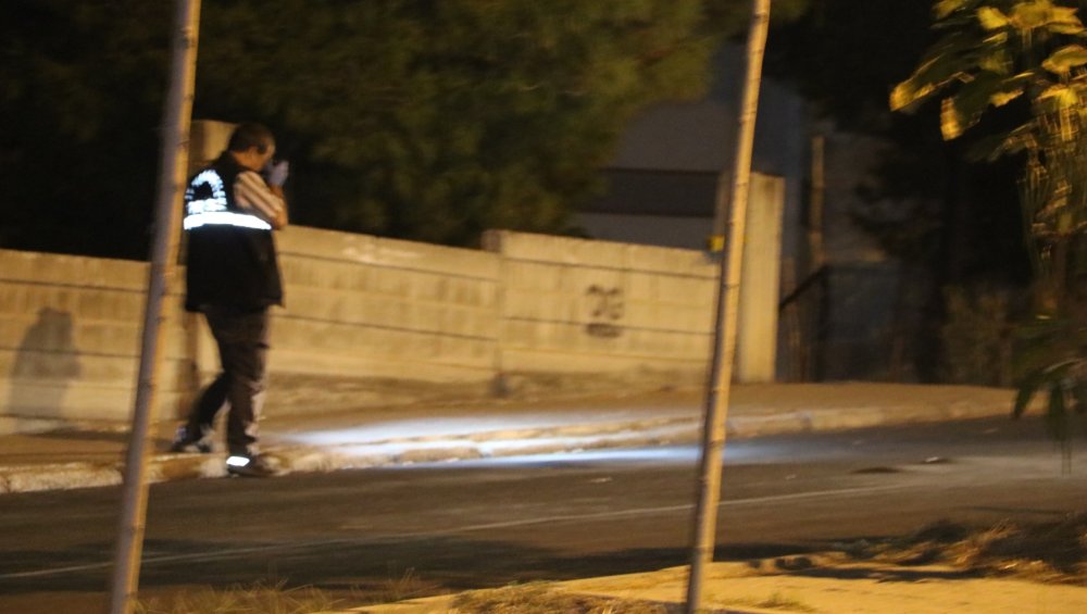 Rastgele çevreye ateş açtı, bekçiyi vurdu