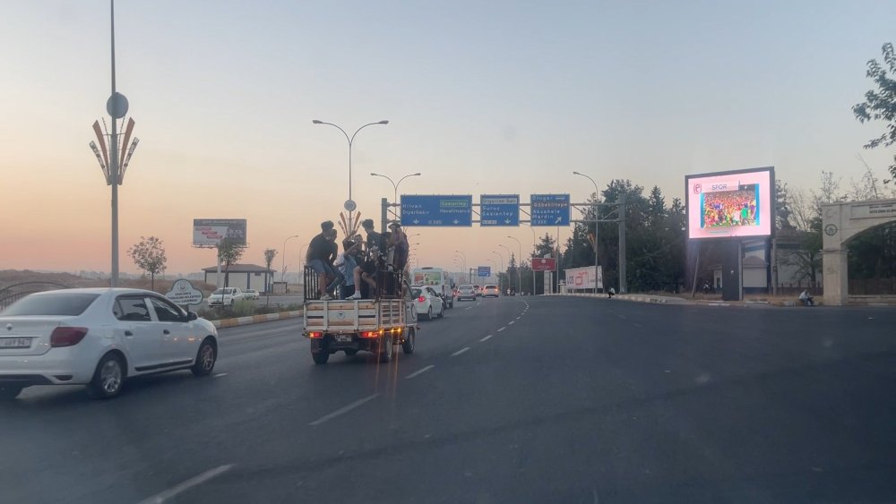 Tehlikeye aldırış etmediler: Kamyonet kasasında asker uğurlaması