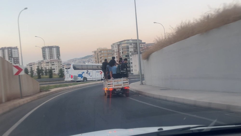 Tehlikeye aldırış etmediler: Kamyonet kasasında asker uğurlaması