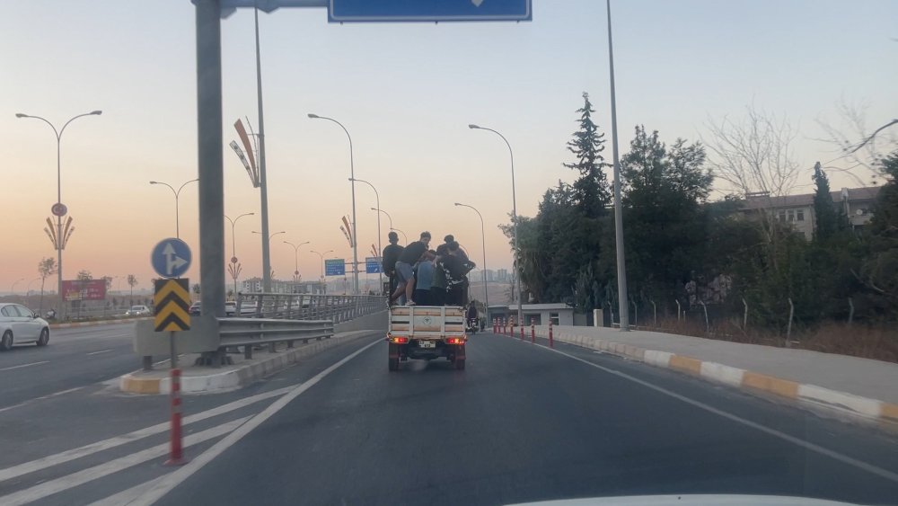 Tehlikeye aldırış etmediler: Kamyonet kasasında asker uğurlaması