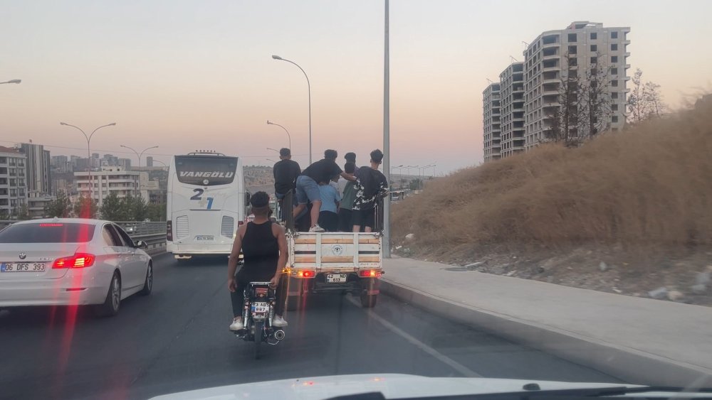 Tehlikeye aldırış etmediler: Kamyonet kasasında asker uğurlaması