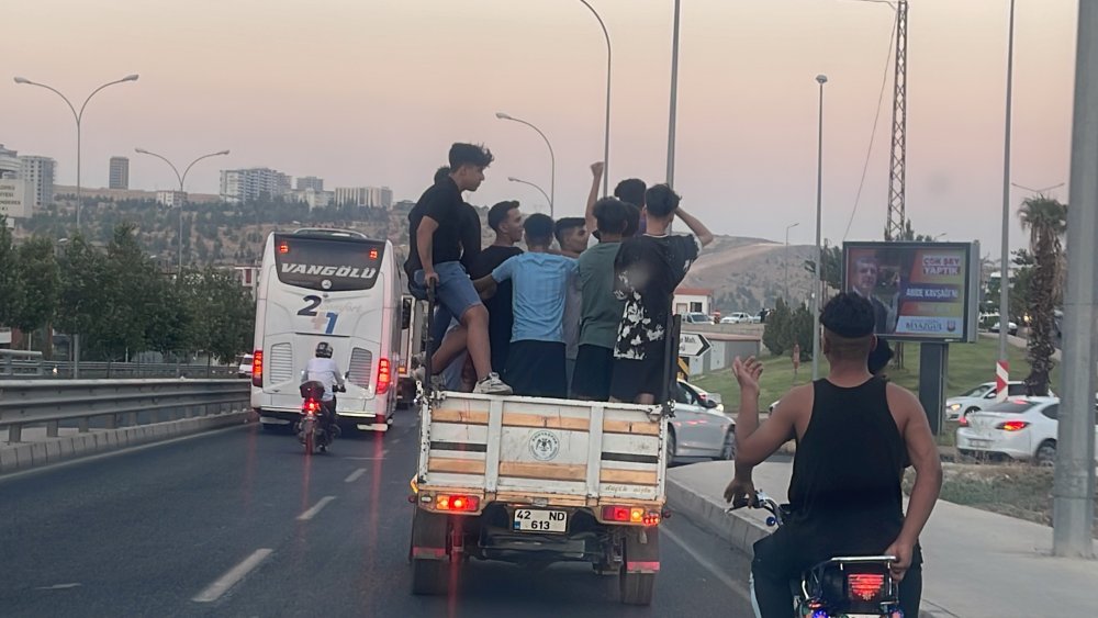 Tehlikeye aldırış etmediler: Kamyonet kasasında asker uğurlaması