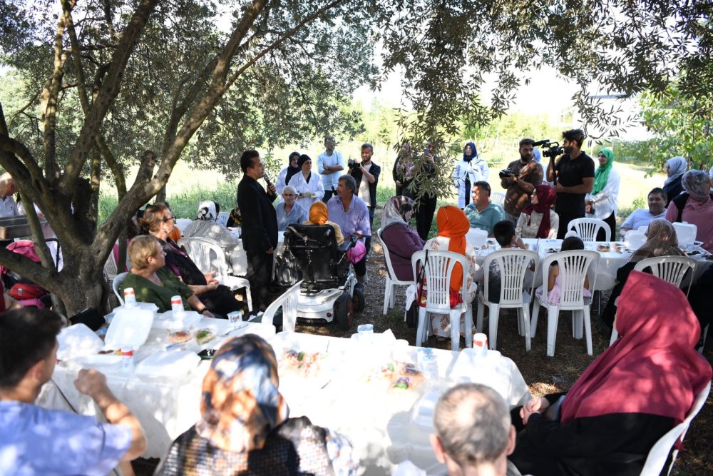 Tuzla Belediye Başkanı, yatağa bağlı yaşayan Akif ve Fatih'i ziyaret etti