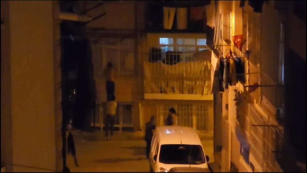 Alacaklısının kapısına elinde bıçakla kapıya dayandı