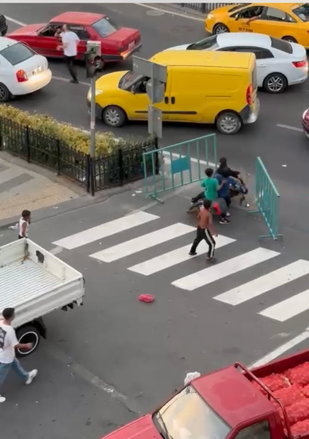 Çocukların motosiklet hırsızlığı kameraya yakalandı