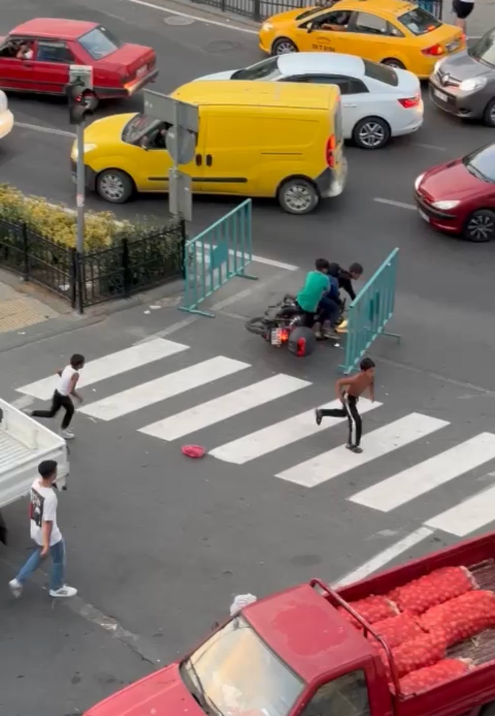 Çocukların motosiklet hırsızlığı kameraya yakalandı